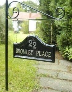 Custamiseable Solid Wooden Outdoor Name Plate With Metal Stand